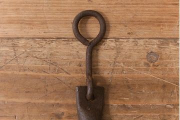 アンティーク雑貨　古民具・骨董　大正昭和期　経年による風合いが魅力の中通し式自在鉤(じざいかぎ)(R-041706)