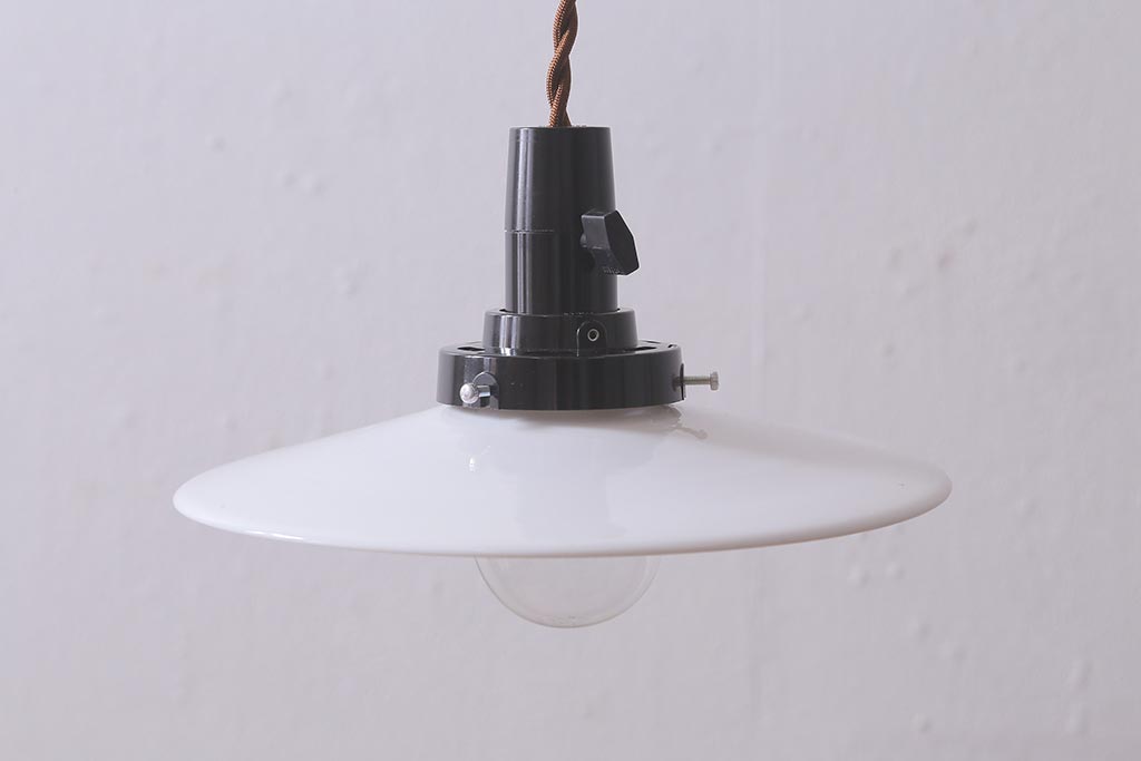 レトロ照明　戦前　昭和レトロ　昔なつかしい平笠シェードのペンダントライト(天井照明、吊り下げ照明)(R-041709)