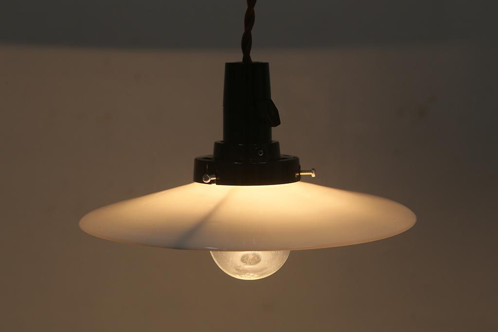 レトロ照明　戦前　昭和レトロ　昔なつかしい平笠シェードのペンダントライト(天井照明、吊り下げ照明)(R-041709)