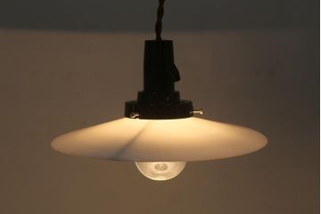 レトロ照明　戦前　昭和レトロ　昔なつかしい平笠シェードのペンダントライト(天井照明、吊り下げ照明)(R-041709)