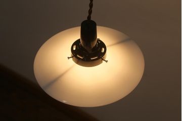 レトロ照明　戦前　昭和レトロ　昔なつかしい平笠シェードのペンダントライト(天井照明、吊り下げ照明)(R-041709)