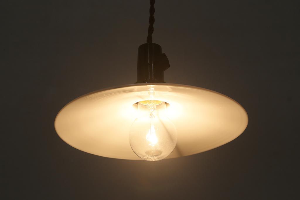 レトロ照明　戦前　昭和レトロ　昔なつかしい平笠シェードのペンダントライト(天井照明、吊り下げ照明)(R-041709)