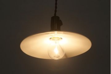 レトロ照明　戦前　昭和レトロ　昔なつかしい平笠シェードのペンダントライト(天井照明、吊り下げ照明)(R-041709)