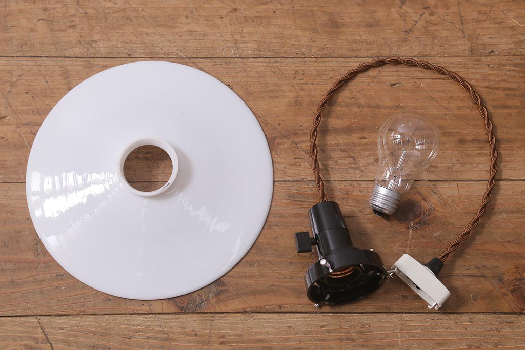 レトロ照明　戦前　昭和レトロ　昔なつかしい平笠シェードのペンダントライト(天井照明、吊り下げ照明)(R-041709)