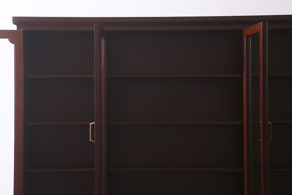 中古　神戸元町欧風家具　メープル不二屋　気品漂う佇まいが魅力的な食器棚(収納棚、カップボード、飾り棚)(定価約100万円)(R-041720)