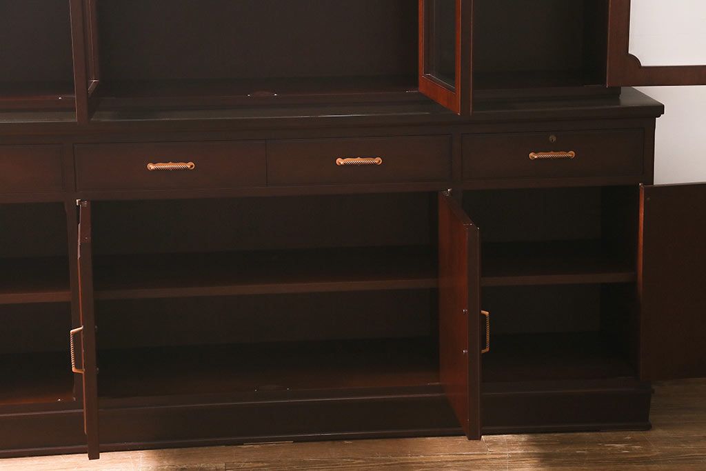 中古　神戸元町欧風家具　メープル不二屋　気品漂う佇まいが魅力的な食器棚(収納棚、カップボード、飾り棚)(定価約100万円)(R-041720)