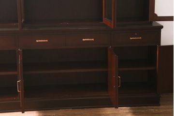 中古　神戸元町欧風家具　メープル不二屋　気品漂う佇まいが魅力的な食器棚(収納棚、カップボード、飾り棚)(定価約100万円)(R-041720)