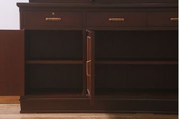 中古　神戸元町欧風家具　メープル不二屋　気品漂う佇まいが魅力的な食器棚(収納棚、カップボード、飾り棚)(定価約100万円)(R-041720)