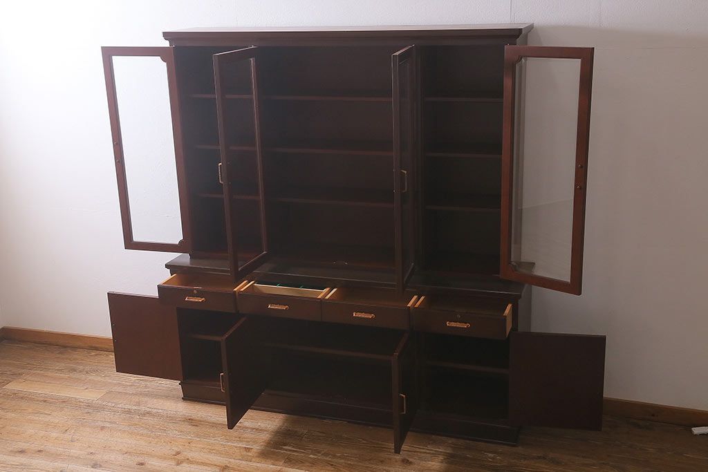 中古　神戸元町欧風家具　メープル不二屋　気品漂う佇まいが魅力的な食器棚(収納棚、カップボード、飾り棚)(定価約100万円)(R-041720)