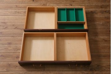 中古　神戸元町欧風家具　メープル不二屋　気品漂う佇まいが魅力的な食器棚(収納棚、カップボード、飾り棚)(定価約100万円)(R-041720)