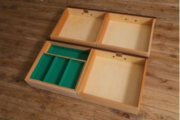 中古　神戸元町欧風家具　メープル不二屋　気品漂う佇まいが魅力的な食器棚(収納棚、カップボード、飾り棚)(定価約100万円)(R-041720)