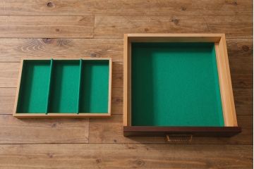 中古　神戸元町欧風家具　メープル不二屋　気品漂う佇まいが魅力的な食器棚(収納棚、カップボード、飾り棚)(定価約100万円)(R-041720)