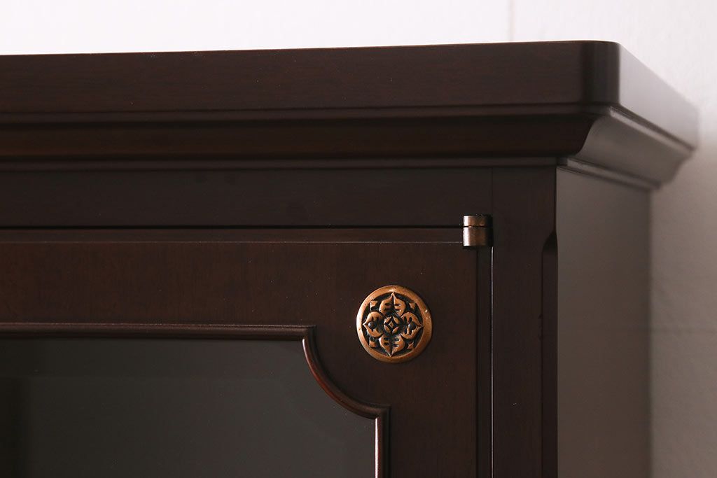 中古　神戸元町欧風家具　メープル不二屋　気品漂う佇まいが魅力的な食器棚(収納棚、カップボード、飾り棚)(定価約100万円)(R-041720)