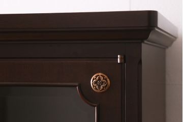 中古　神戸元町欧風家具　メープル不二屋　気品漂う佇まいが魅力的な食器棚(収納棚、カップボード、飾り棚)(定価約100万円)(R-041720)