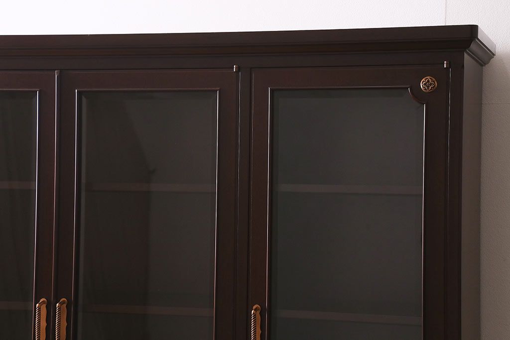 中古　神戸元町欧風家具　メープル不二屋　気品漂う佇まいが魅力的な食器棚(収納棚、カップボード、飾り棚)(定価約100万円)(R-041720)