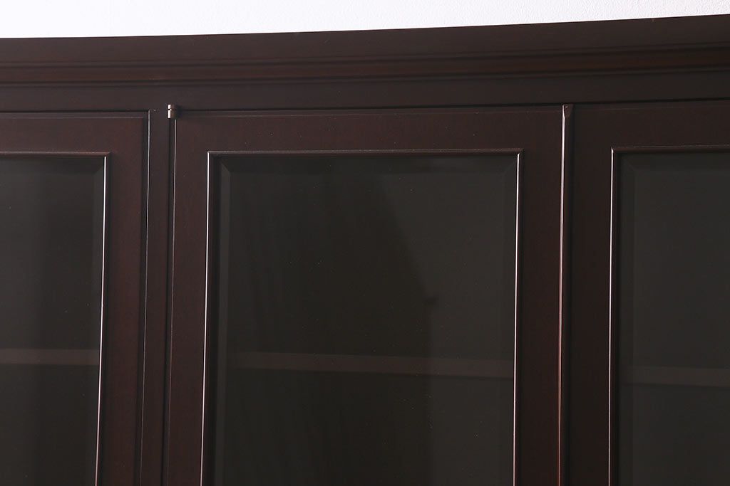 中古　神戸元町欧風家具　メープル不二屋　気品漂う佇まいが魅力的な食器棚(収納棚、カップボード、飾り棚)(定価約100万円)(R-041720)