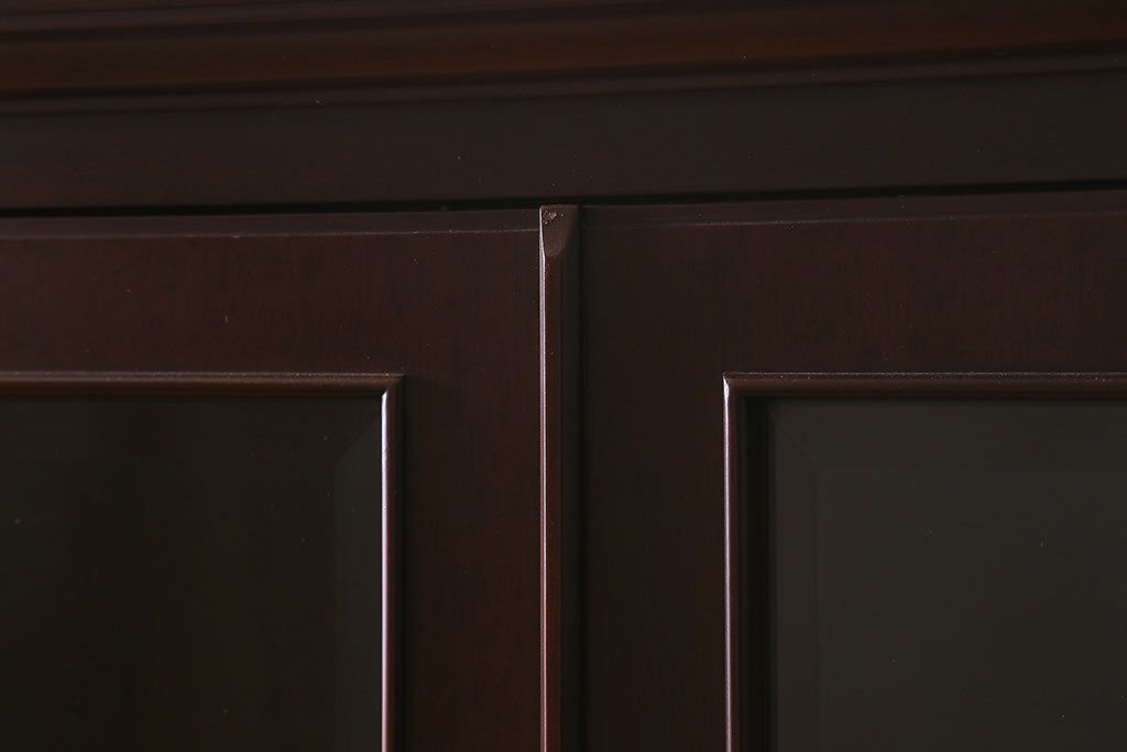 中古　神戸元町欧風家具　メープル不二屋　気品漂う佇まいが魅力的な食器棚(収納棚、カップボード、飾り棚)(定価約100万円)(R-041720)