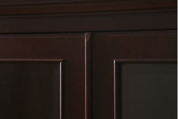 中古　神戸元町欧風家具　メープル不二屋　気品漂う佇まいが魅力的な食器棚(収納棚、カップボード、飾り棚)(定価約100万円)(R-041720)