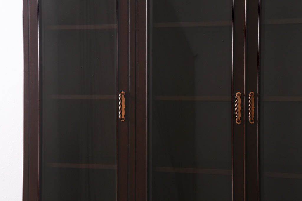 中古　神戸元町欧風家具　メープル不二屋　気品漂う佇まいが魅力的な食器棚(収納棚、カップボード、飾り棚)(定価約100万円)(R-041720)