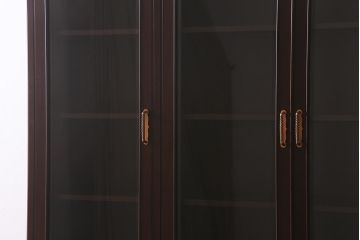 中古　神戸元町欧風家具　メープル不二屋　気品漂う佇まいが魅力的な食器棚(収納棚、カップボード、飾り棚)(定価約100万円)(R-041720)