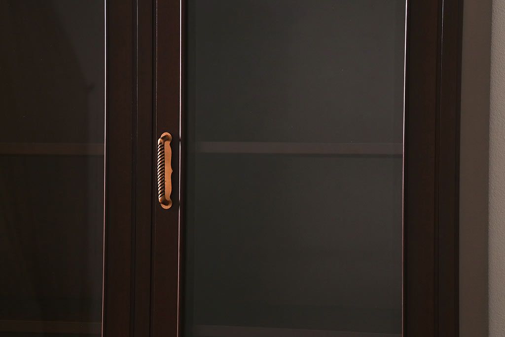 中古　神戸元町欧風家具　メープル不二屋　気品漂う佇まいが魅力的な食器棚(収納棚、カップボード、飾り棚)(定価約100万円)(R-041720)