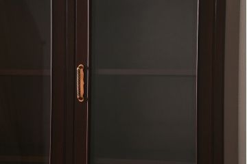 中古　神戸元町欧風家具　メープル不二屋　気品漂う佇まいが魅力的な食器棚(収納棚、カップボード、飾り棚)(定価約100万円)(R-041720)