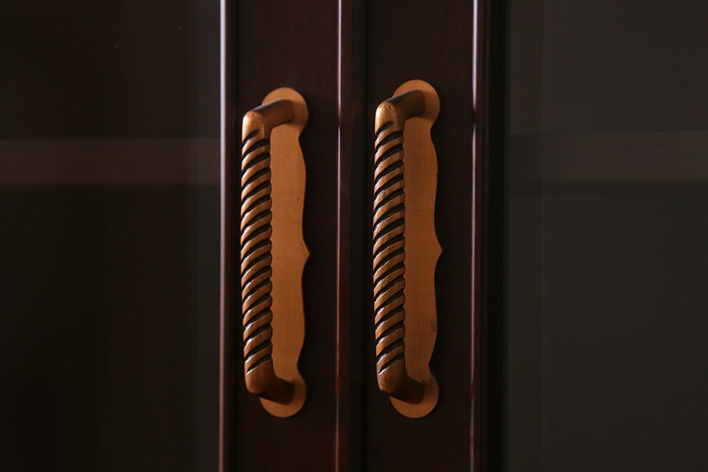 中古　神戸元町欧風家具　メープル不二屋　気品漂う佇まいが魅力的な食器棚(収納棚、カップボード、飾り棚)(定価約100万円)(R-041720)