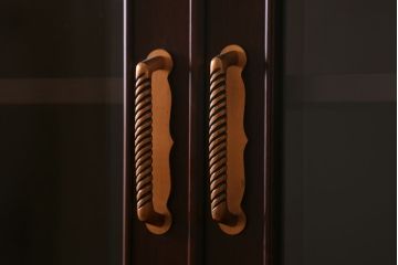 中古　神戸元町欧風家具　メープル不二屋　気品漂う佇まいが魅力的な食器棚(収納棚、カップボード、飾り棚)(定価約100万円)(R-041720)