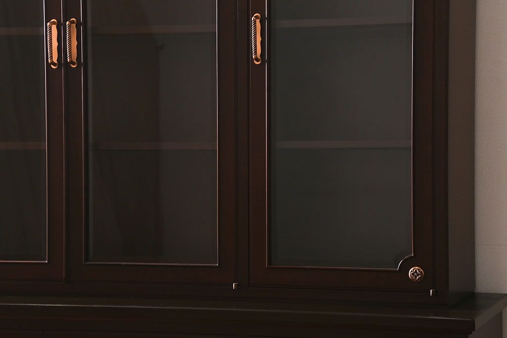 中古　神戸元町欧風家具　メープル不二屋　気品漂う佇まいが魅力的な食器棚(収納棚、カップボード、飾り棚)(定価約100万円)(R-041720)