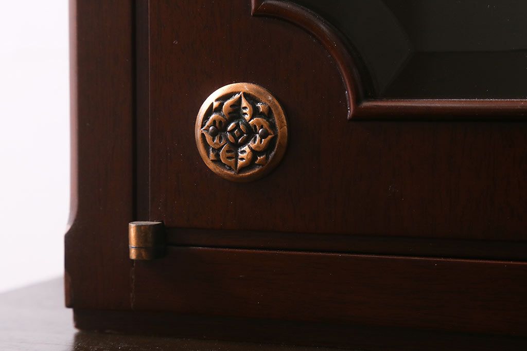 中古　神戸元町欧風家具　メープル不二屋　気品漂う佇まいが魅力的な食器棚(収納棚、カップボード、飾り棚)(定価約100万円)(R-041720)