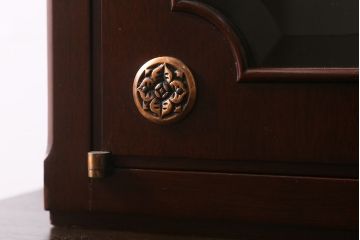 中古　神戸元町欧風家具　メープル不二屋　気品漂う佇まいが魅力的な食器棚(収納棚、カップボード、飾り棚)(定価約100万円)(R-041720)