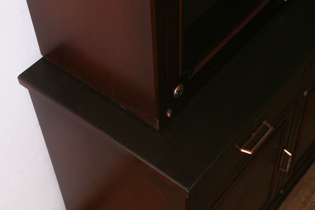 中古　神戸元町欧風家具　メープル不二屋　気品漂う佇まいが魅力的な食器棚(収納棚、カップボード、飾り棚)(定価約100万円)(R-041720)