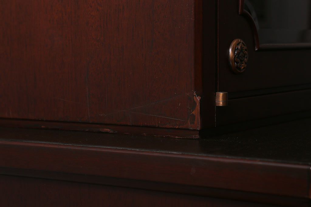 中古　神戸元町欧風家具　メープル不二屋　気品漂う佇まいが魅力的な食器棚(収納棚、カップボード、飾り棚)(定価約100万円)(R-041720)