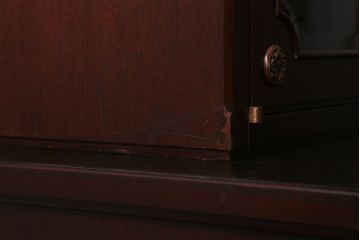 中古　神戸元町欧風家具　メープル不二屋　気品漂う佇まいが魅力的な食器棚(収納棚、カップボード、飾り棚)(定価約100万円)(R-041720)