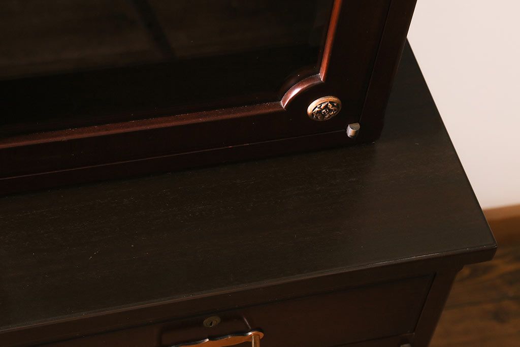 中古　神戸元町欧風家具　メープル不二屋　気品漂う佇まいが魅力的な食器棚(収納棚、カップボード、飾り棚)(定価約100万円)(R-041720)