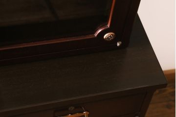 中古　神戸元町欧風家具　メープル不二屋　気品漂う佇まいが魅力的な食器棚(収納棚、カップボード、飾り棚)(定価約100万円)(R-041720)