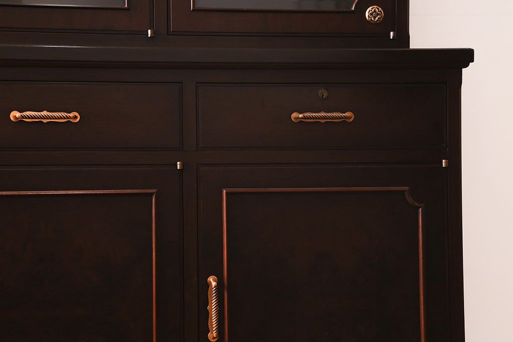 中古　神戸元町欧風家具　メープル不二屋　気品漂う佇まいが魅力的な食器棚(収納棚、カップボード、飾り棚)(定価約100万円)(R-041720)