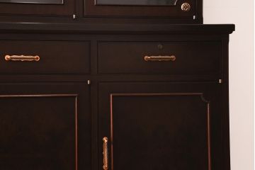 中古　神戸元町欧風家具　メープル不二屋　気品漂う佇まいが魅力的な食器棚(収納棚、カップボード、飾り棚)(定価約100万円)(R-041720)