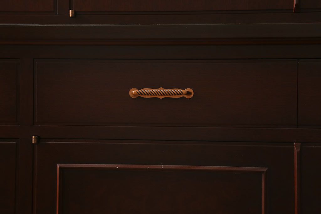 中古　神戸元町欧風家具　メープル不二屋　気品漂う佇まいが魅力的な食器棚(収納棚、カップボード、飾り棚)(定価約100万円)(R-041720)