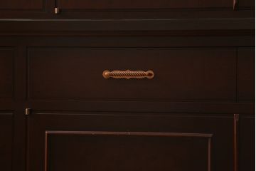 中古　神戸元町欧風家具　メープル不二屋　気品漂う佇まいが魅力的な食器棚(収納棚、カップボード、飾り棚)(定価約100万円)(R-041720)