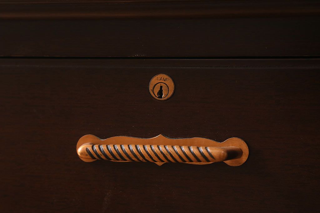 中古　神戸元町欧風家具　メープル不二屋　気品漂う佇まいが魅力的な食器棚(収納棚、カップボード、飾り棚)(定価約100万円)(R-041720)