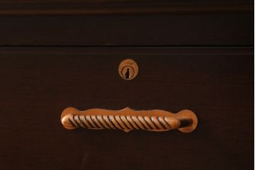 中古　神戸元町欧風家具　メープル不二屋　気品漂う佇まいが魅力的な食器棚(収納棚、カップボード、飾り棚)(定価約100万円)(R-041720)