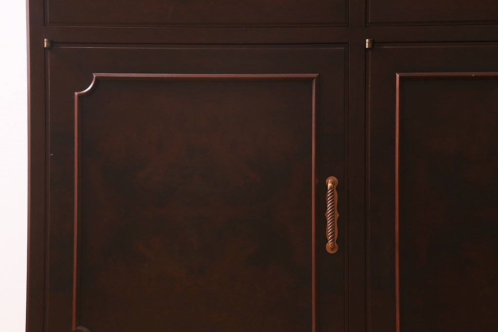 中古　神戸元町欧風家具　メープル不二屋　気品漂う佇まいが魅力的な食器棚(収納棚、カップボード、飾り棚)(定価約100万円)(R-041720)