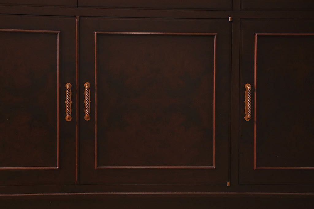 中古　神戸元町欧風家具　メープル不二屋　気品漂う佇まいが魅力的な食器棚(収納棚、カップボード、飾り棚)(定価約100万円)(R-041720)