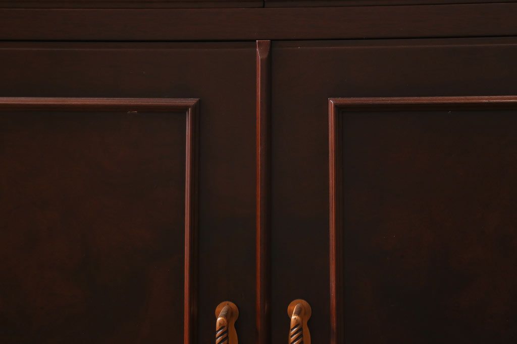 中古　神戸元町欧風家具　メープル不二屋　気品漂う佇まいが魅力的な食器棚(収納棚、カップボード、飾り棚)(定価約100万円)(R-041720)