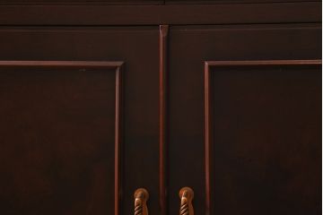 中古　神戸元町欧風家具　メープル不二屋　気品漂う佇まいが魅力的な食器棚(収納棚、カップボード、飾り棚)(定価約100万円)(R-041720)