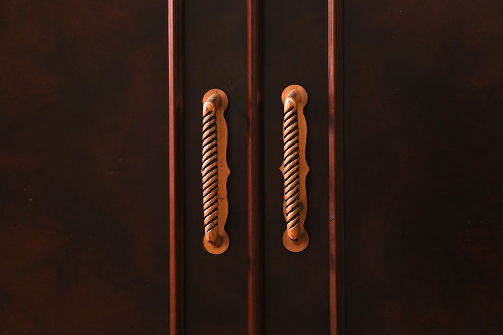 中古　神戸元町欧風家具　メープル不二屋　気品漂う佇まいが魅力的な食器棚(収納棚、カップボード、飾り棚)(定価約100万円)(R-041720)