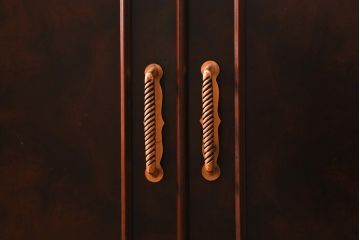 中古　神戸元町欧風家具　メープル不二屋　気品漂う佇まいが魅力的な食器棚(収納棚、カップボード、飾り棚)(定価約100万円)(R-041720)