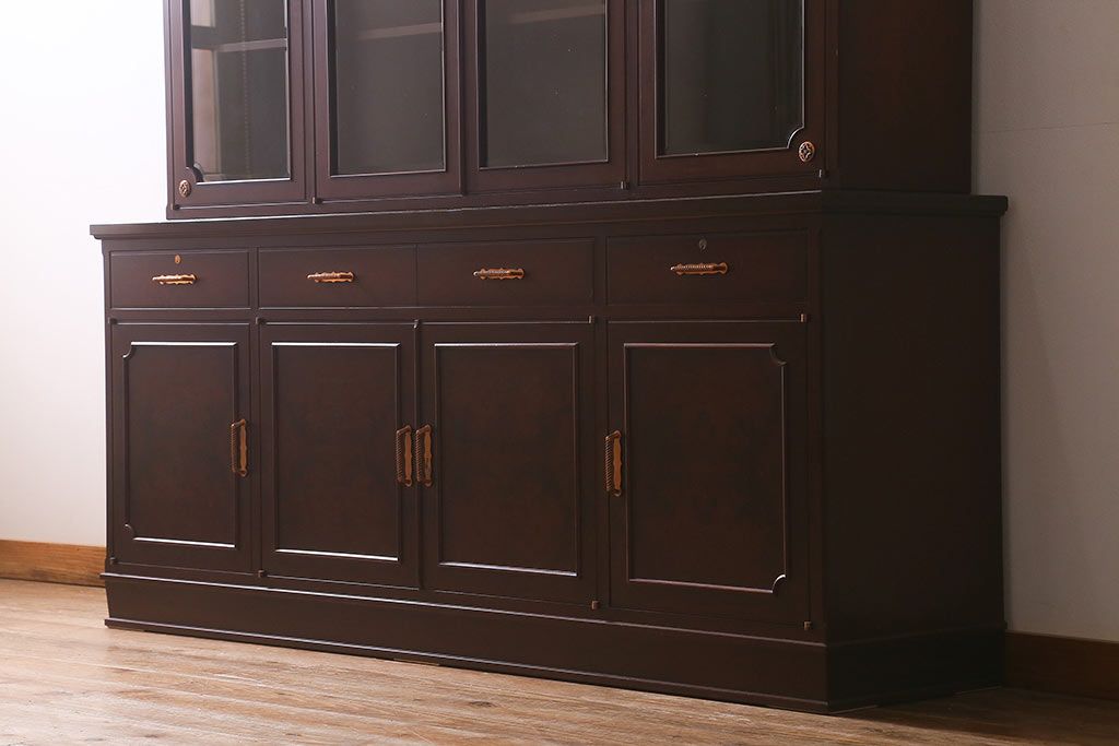 中古　神戸元町欧風家具　メープル不二屋　気品漂う佇まいが魅力的な食器棚(収納棚、カップボード、飾り棚)(定価約100万円)(R-041720)