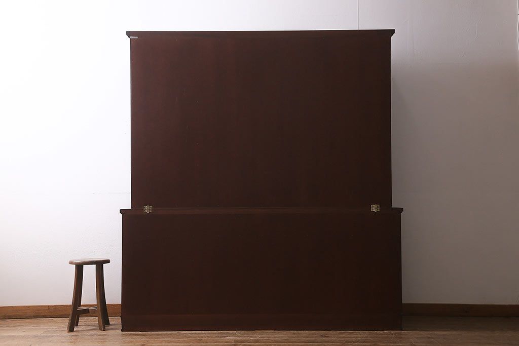 中古　神戸元町欧風家具　メープル不二屋　気品漂う佇まいが魅力的な食器棚(収納棚、カップボード、飾り棚)(定価約100万円)(R-041720)